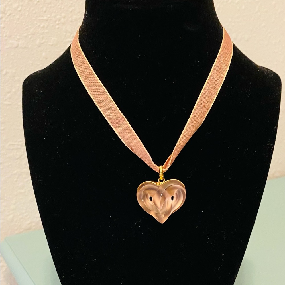 Rose shaped heart with gold trim.